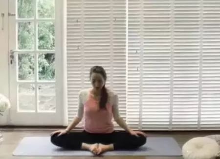 打坐盘腿练习方法——双盘_盘腿打坐初学视频_如何盘腿打坐视频教程