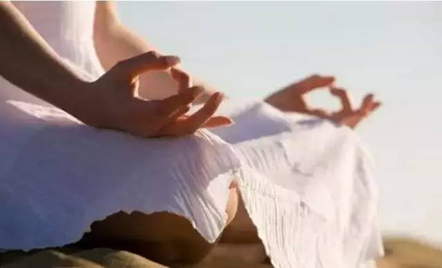 打坐盘腿练习方法——双盘_盘腿打坐怎么练_盘腿打坐的正确姿势