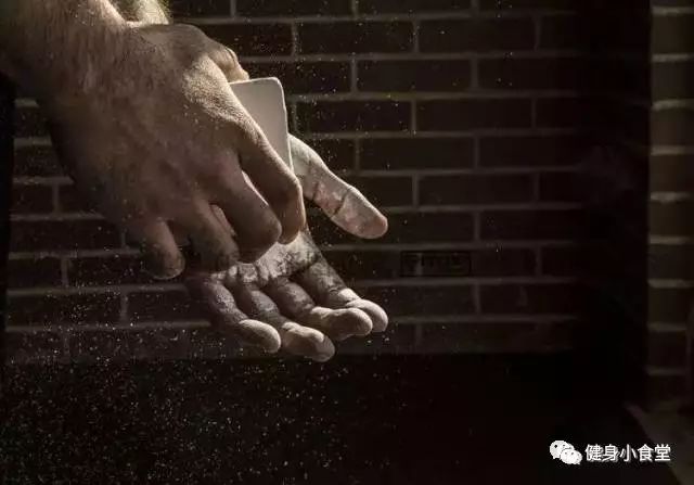 开元棋app官方下载 健身戴手套，杠铃变肥皂