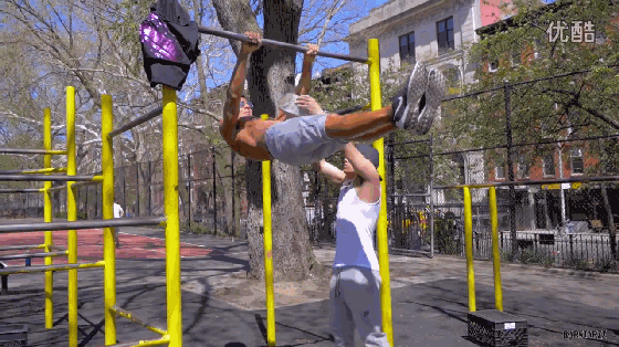 初练单杠视频_单杠 练习_练单杠的好处和坏处