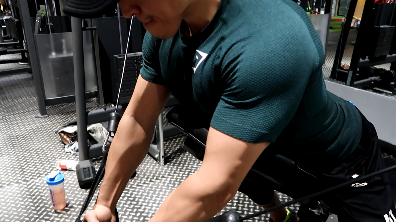 胸肌锻炼器材的使用方法_胸肌训练器有用吗_综合训练器 胸肌