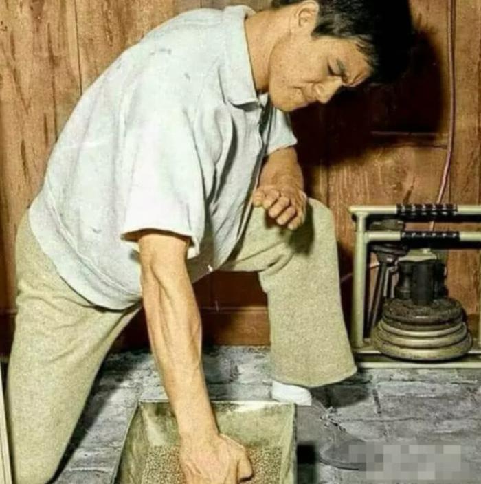 李小龙最恐怖的练法：铁砂掌、电击，第4种泰森没法做到