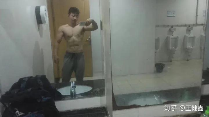 健身手套护腕什么牌子好_健身手套护腕_手套健身护腕图片