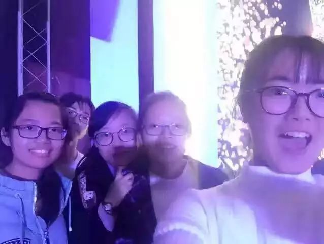 大学校运会通讯稿100字_校运会通讯稿件范文_大学生校运会通讯稿