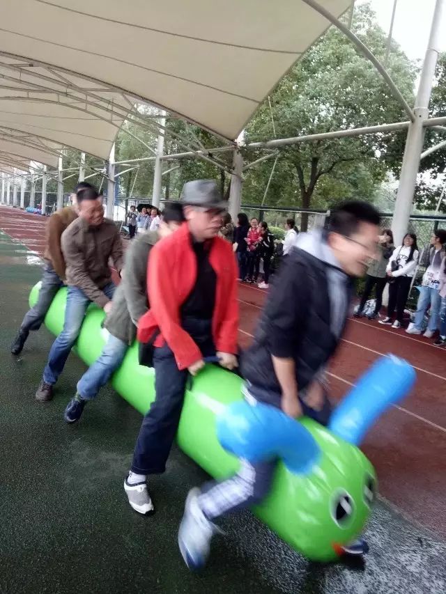 大学生校运会通讯稿_大学校运会通讯稿100字_校运会通讯稿件范文