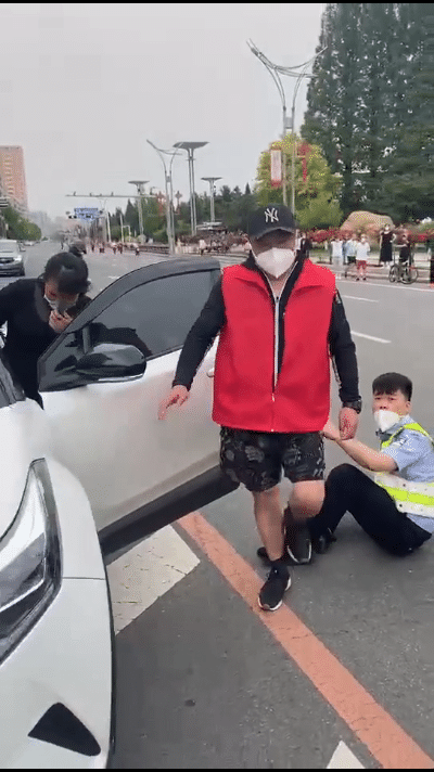 暴打碰瓷的视频_碰瓷挨揍视频_碰瓷被揍视频