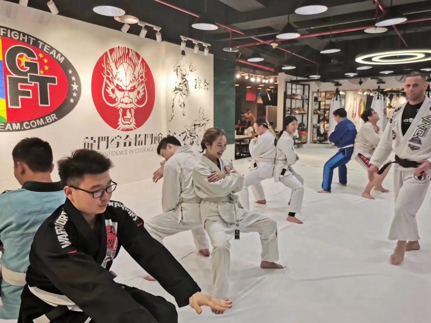 龙门架训练器使用图解_龙门式机体的优缺点_龙门综合训练器