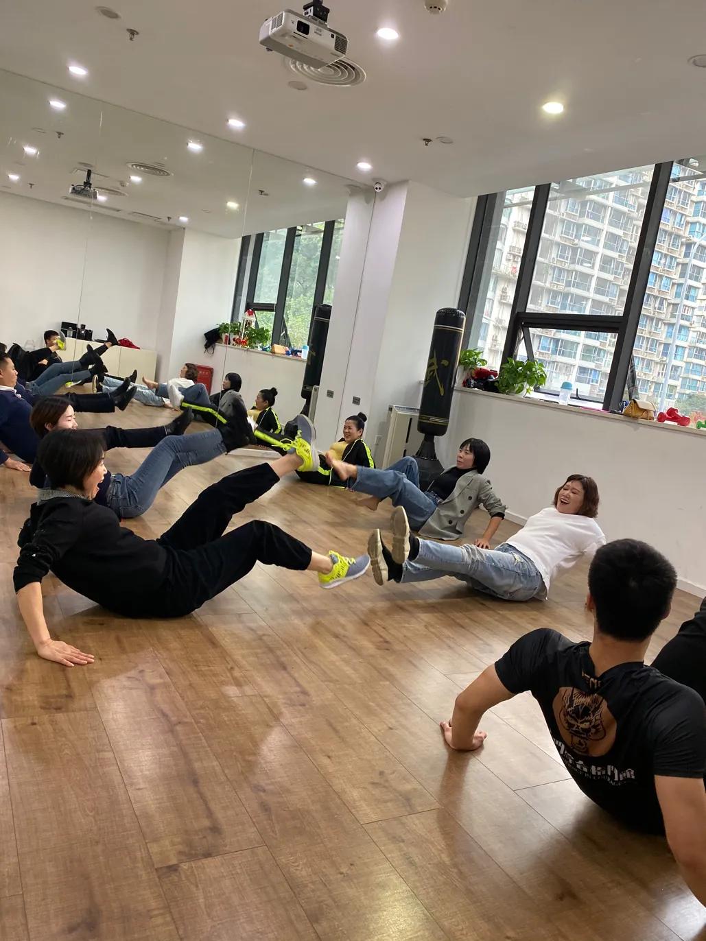 龙门式机体的优缺点_龙门架训练器使用图解_龙门综合训练器