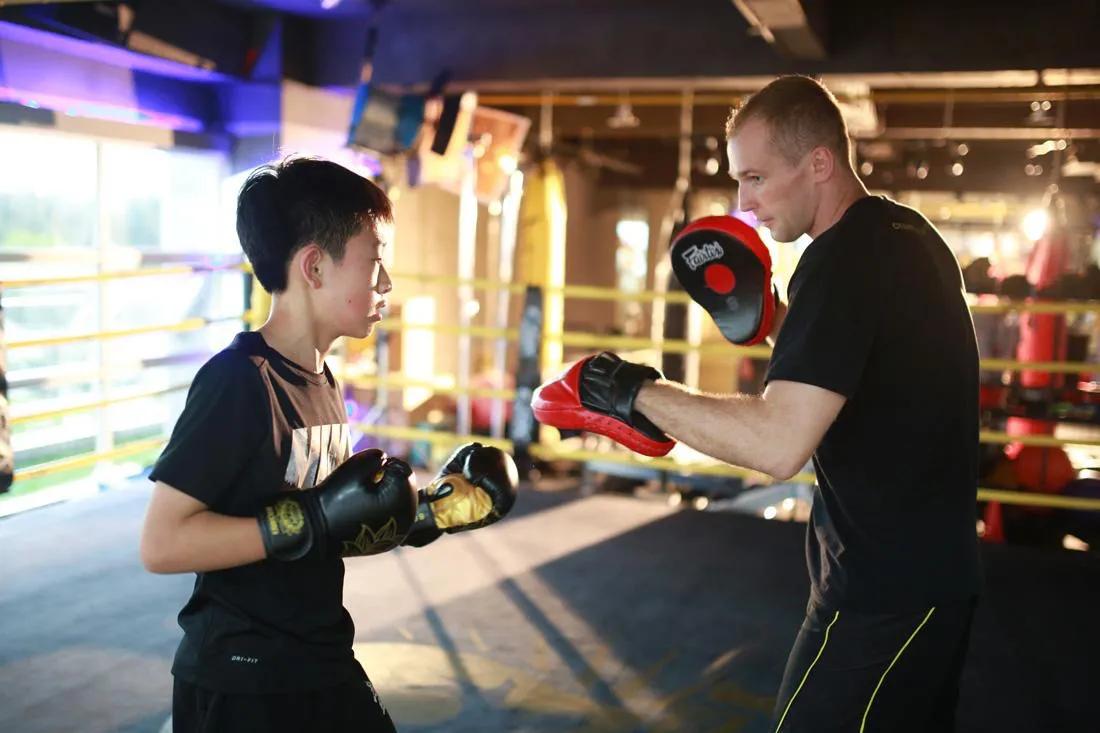 龙门式机体的优缺点_龙门综合训练器_龙门架训练器使用图解