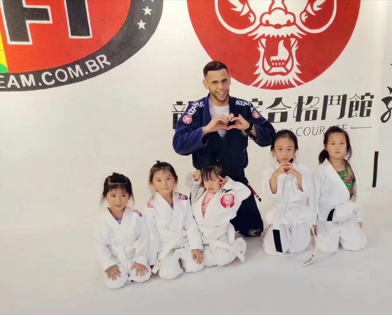 龙门架训练器使用图解_龙门式机体的优缺点_龙门综合训练器