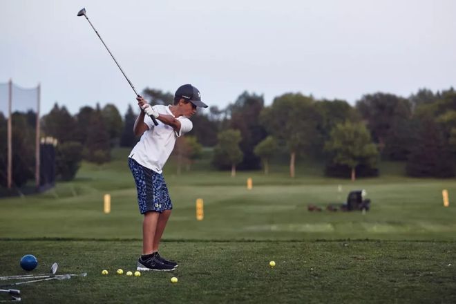 高尔夫练球动作要领视频_高尔夫球技巧_高尔夫球练习