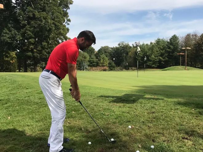 高尔夫球技巧_高尔夫球练习_高尔夫练球动作要领视频