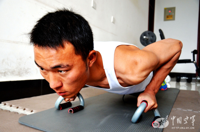 军营健身训练方法_综合训练器 胸肌_肌肉男健身技巧