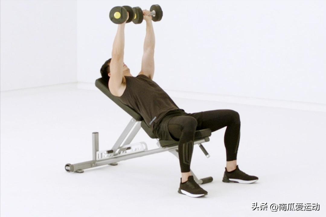 综合训练器 胸肌_胸肌训练动作_高效胸肌打造动作