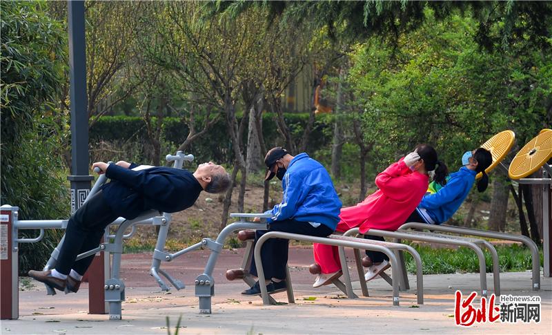 开元棋app官方下载 关注｜疫情期间健身，人们期待健身器材也"健康"