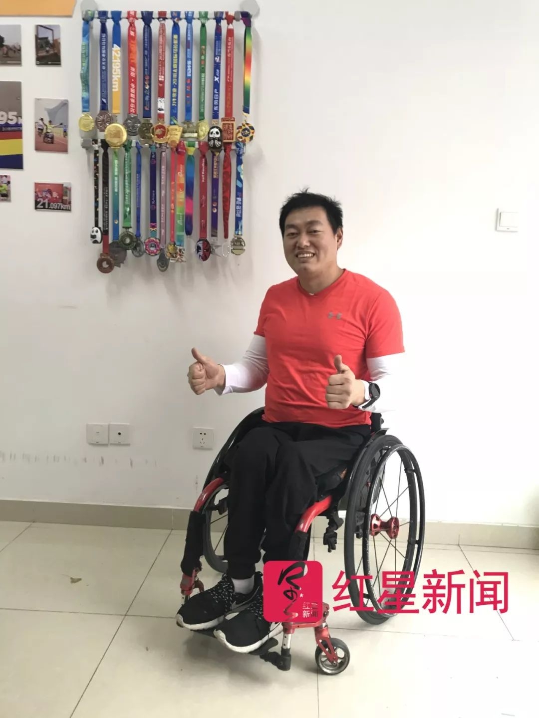 开元棋官方正版下载 37岁的他无法用脚跑步，如今却成了马拉松跑圈名人