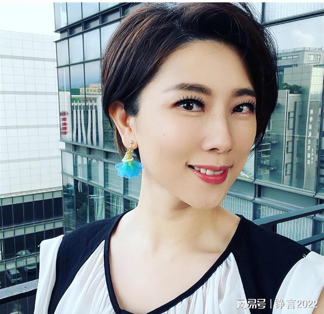 台湾政论节目主持人拍桌怒呛_许贵雅怒拍桌事件_台湾新闻节目