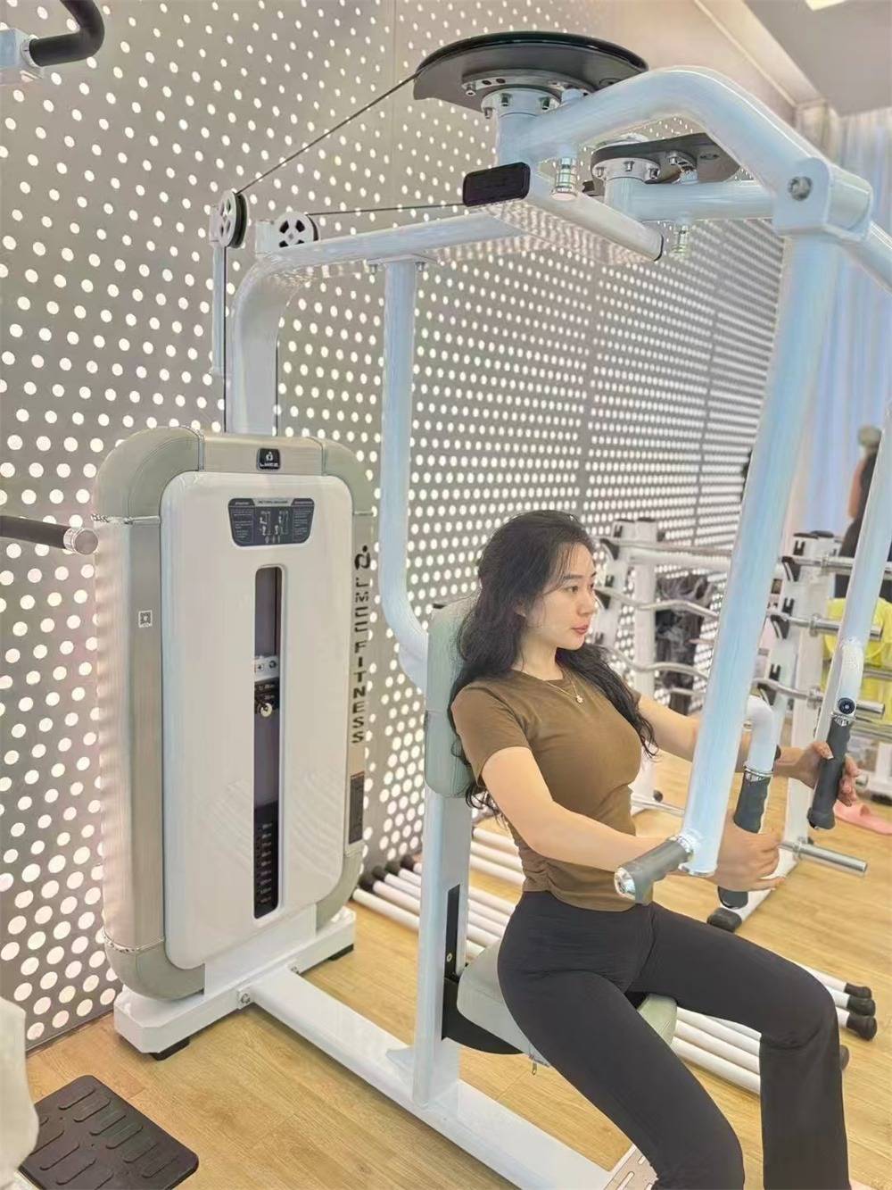 多功能胸背训练器选购指南_综合训练器品牌排行榜_如何选择合适的胸背训练器械