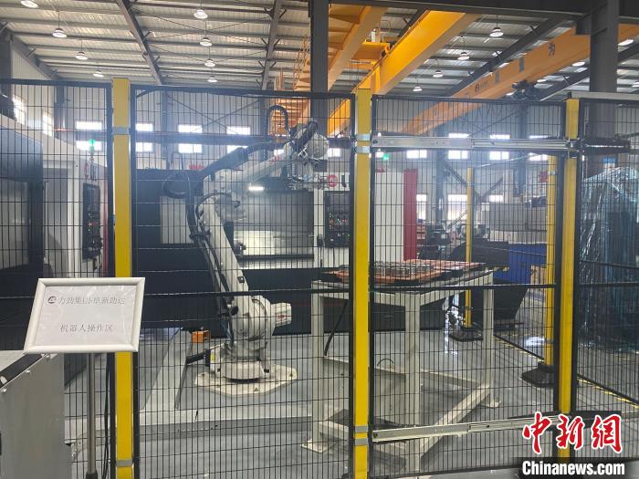 力劲集团机器人操作区。　 孟令卓 摄