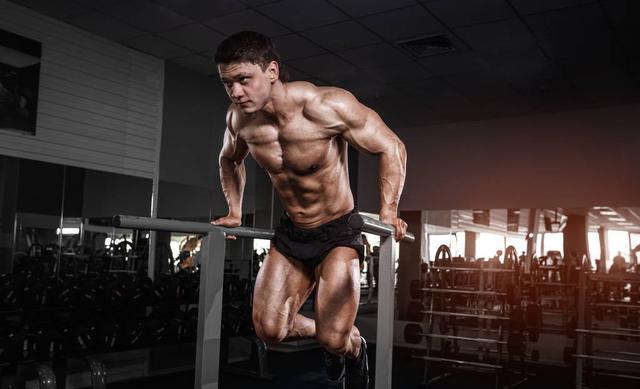 高位下拉小腿交叉_双杠的练习方法_身体前倾双杠臂屈伸