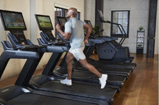 新澳门天天精准大全谜语王子 健身房健身器材选什么跑步机比较好?Precor必确满足你的多样需求！