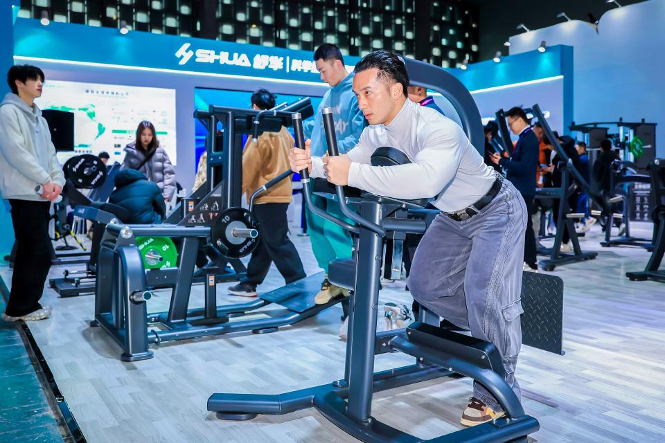 舒华体育2025IWF上海国际健身展_舒华综合训练器_郑少忠冠军甄选健身器材